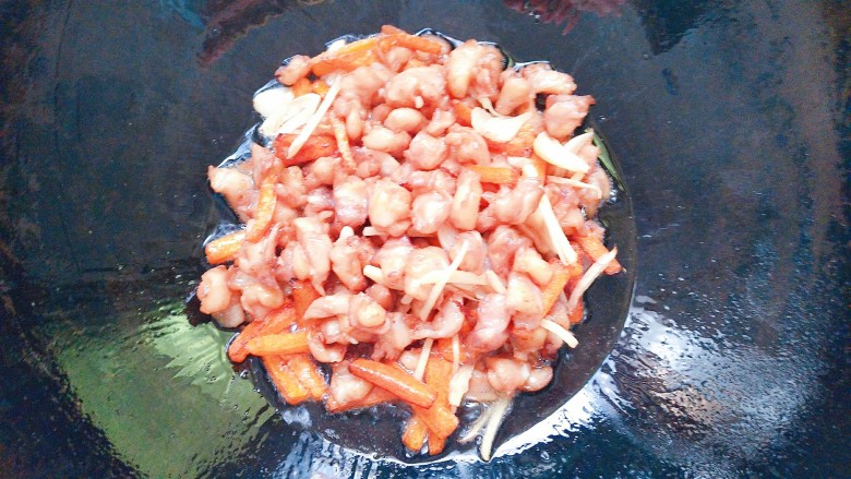 铁板鸡脆骨,再放入炸好的鸡脆骨一起翻炒!