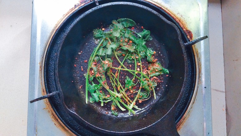铁板鸡脆骨,再把洗干净的<a style='color:red;display:inline-block;' href='/shicai/ 131'>香菜</a>均匀的铺在铁板里,撒一点点烧烤粉增香!