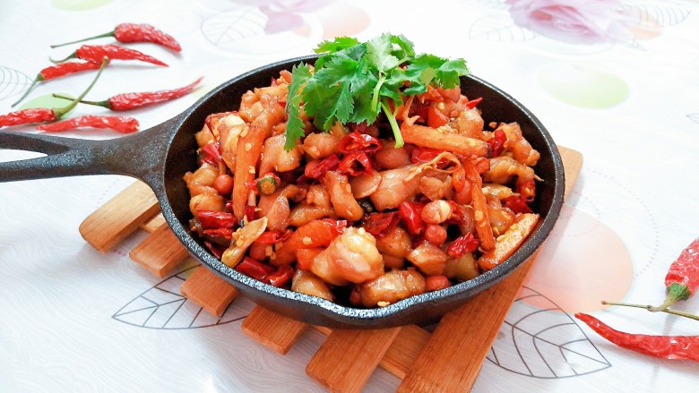 铁板鸡脆骨,最后把炒好的香辣鸡脆骨倒入铁板里!一道美味可口,超级下饭的铁板香辣鸡脆骨,就完美出炉啦!真正的色香味俱全,又吃两大碗米饭!哈哈哈哈!再不长胖点,都对不住这道菜了!