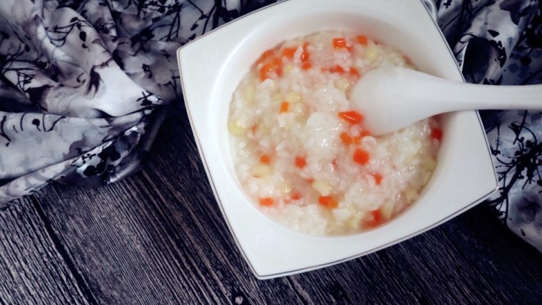 宝宝辅食之玉米胡萝卜粥,可以在煮一个鸡蛋搭配吃,如果还没吃过蛋清的宝宝可以吃蛋黄