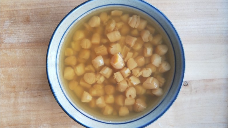 鲜掉眉毛也要吃的辣酱干贝,加少许<a style='color:red;display:inline-block;' href='/shicai/ 718'>料酒</a>,50克清水。