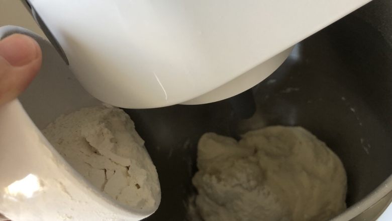 白面馒头,边揉边加入一开始预留的面粉,一点点加入,直至再次揉成光滑的面团