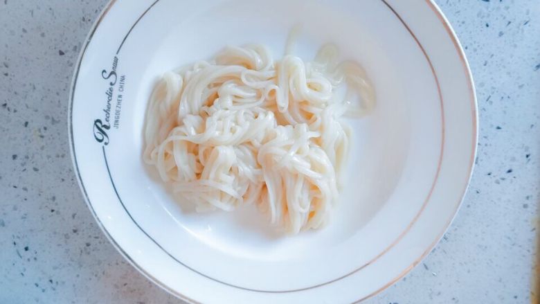 一个人的午餐_西红柿鸡蛋拌面,如果是夏天,我会建议过凉水,稍微沥干水分再装盘。但是现在是冬天,捞面的时候,直接用筷子夹,多停留一会,几乎没有滴水的时候,直接装盘就好了(虽然我是一个人,但是还是觉得面下少了,因为真的太好吃了)。如果要加黄豆酱或者豆瓣酱之类的,就在这个时候加。
