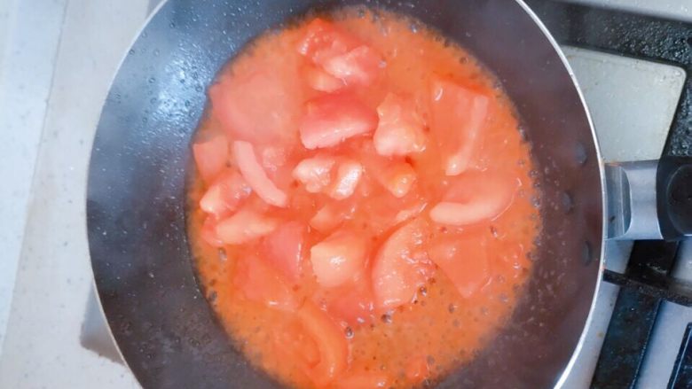 一个人的午餐_西红柿鸡蛋拌面,倒入西红柿翻炒,变软后,可以加点水接着翻炒,那样汤汁会更有味道。炒好后加点盐。