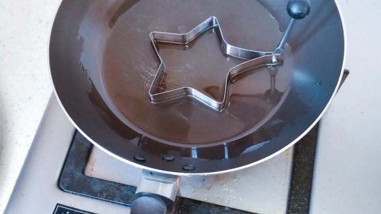 一个人的午餐_西红柿鸡蛋拌面,油热后,放入模具,这个时候就不要再晃锅了,会把锅底弄花的。
