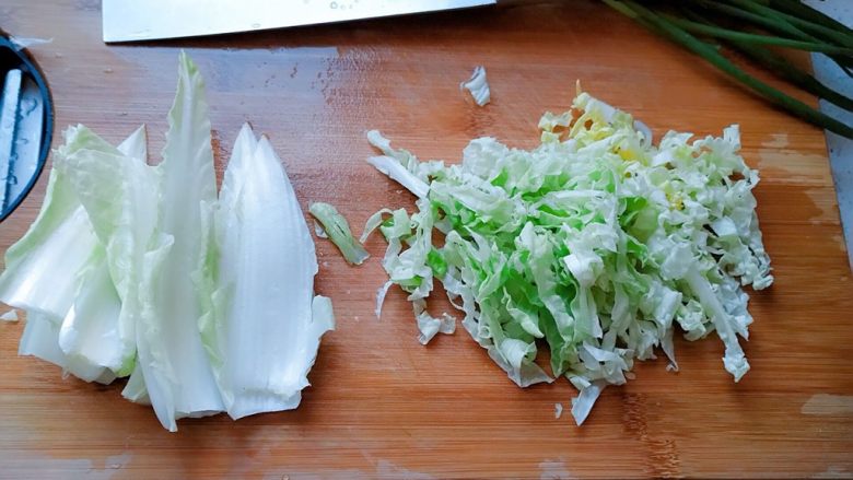 一个人的午餐_西红柿鸡蛋拌面,下面条我们只要叶子的,叶子切丝,那菜帮子怎么办呢?