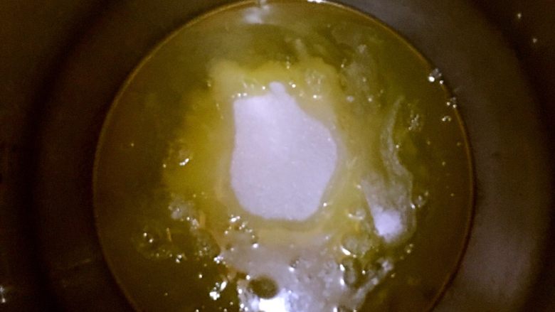 最靠谱的网红-蛋糕店里的肉松小贝,蛋白里加入少许白醋或柠檬汁,加入白糖