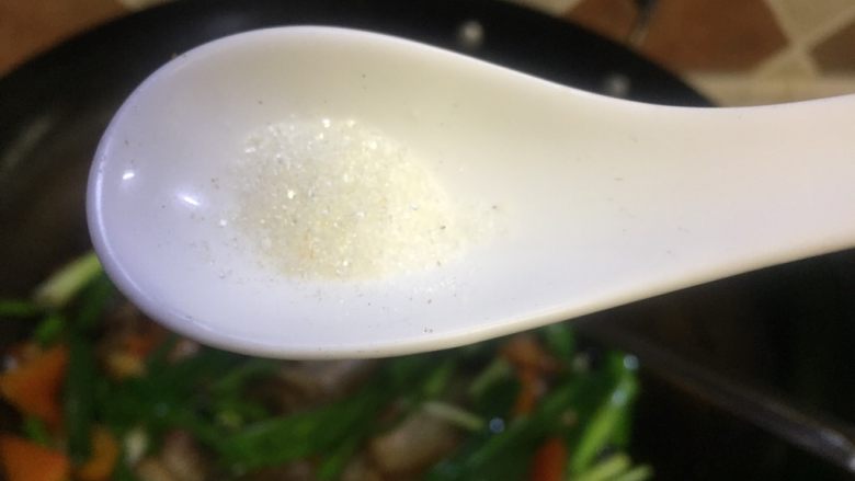 香蒜苗腊肉~年味美食,加点<a style='color:red;display:inline-block;' href='/shicai/ 3729'>白糖</a>调味,蒜苗叶一焉就可以起锅,吃过的人才知道蒜苗炒腊肉有多香