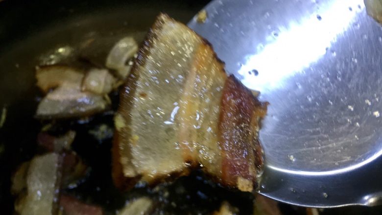 香蒜苗腊肉~年味美食,腊肉炒出透明卷边了,把刚才11的瘦肉放入锅少抄一下,全部腊肉都放锅一边