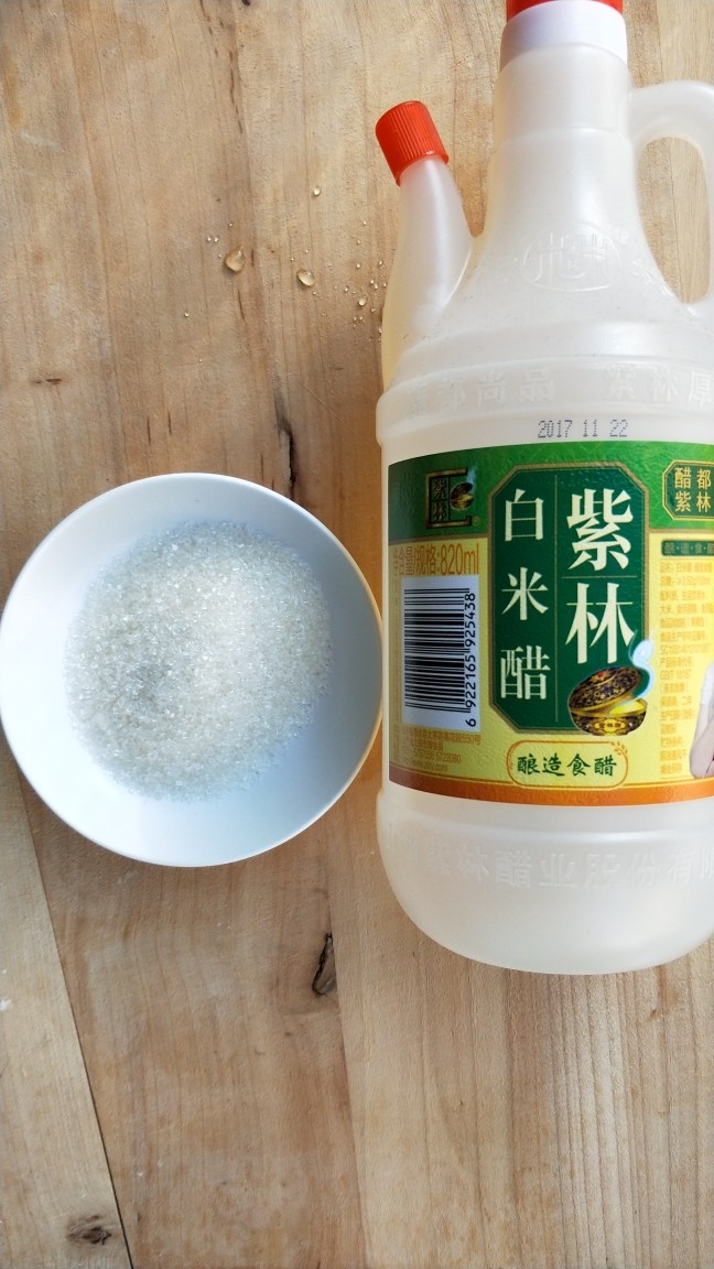 佐餐小菜~酸甜脆萝卜,准备普通白米醋,<a style='color:red;display:inline-block;' href='/shicai/ 3729'>白糖</a>。