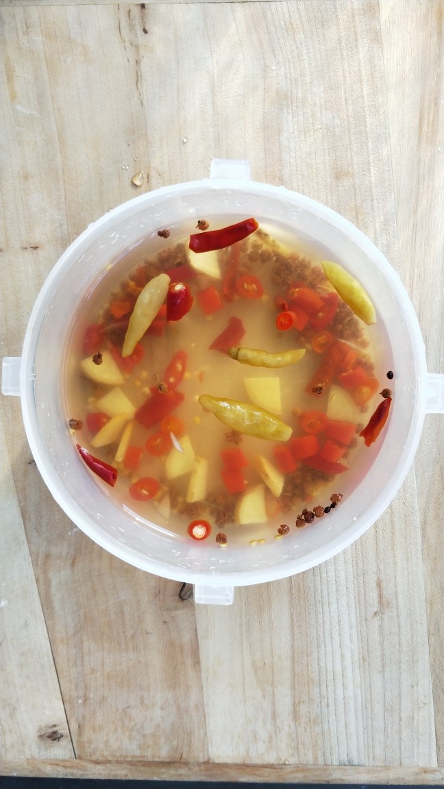 佐餐小菜~酸甜脆萝卜,再准备一个无油无水可密封的容器,可以是玻璃容器也可以是乐扣盒,把白米醋,白糖,以及步骤7的全部食材放入盒中。