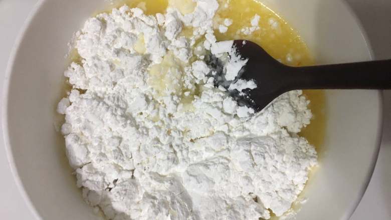 香橙雪媚娘,100克雪媚娘预拌粉加入刚才加热好的橙汁中