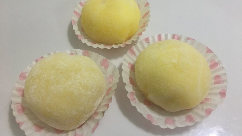 香橙雪媚娘,最后收口,外面撒一些熟糕粉防止黏连,清甜可口的香橙雪媚娘就做好了,可以吃到一大个橙子的雪媚娘,真的很过瘾,大家都动手试试吧!