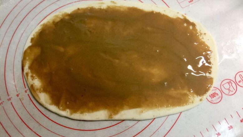 芝麻酱红糖饼,在面片上抹上一层芝麻酱(总量的一半)。