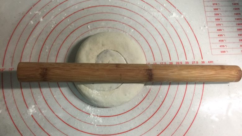 芝麻酱红糖饼,把面卷用手轻轻按扁,再用擀面杖擀圆。电饼铛可以开始预热。