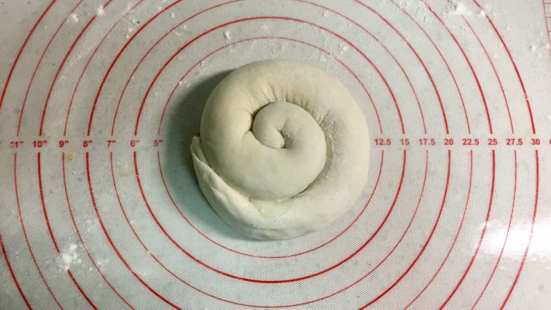 芝麻酱红糖饼,再从一端如图卷起,链接的部分沾的点水,方便粘合。