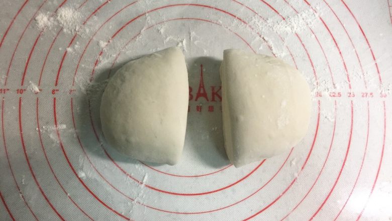 芝麻酱红糖饼,把饧好的面团平均分成两份,先取一份,另一份用保鲜膜盖上防止变干。