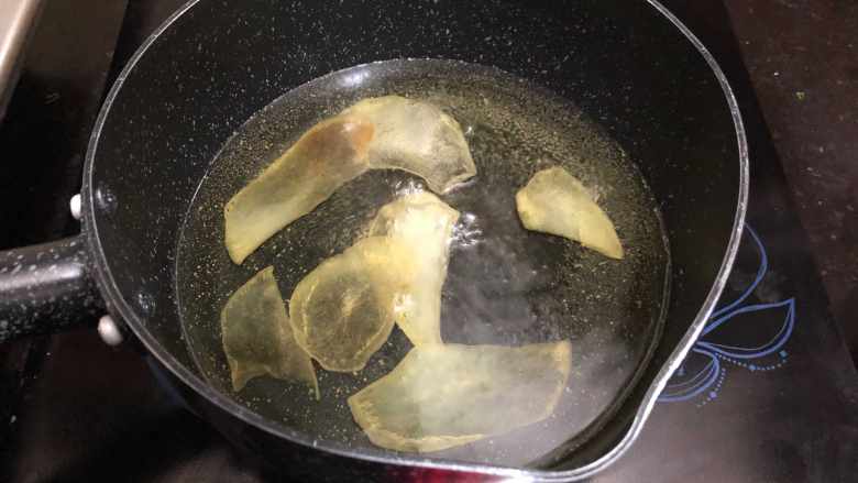 土豆干,锅里坐油,加热至锅壁有鱼眼泡即可放入土豆片