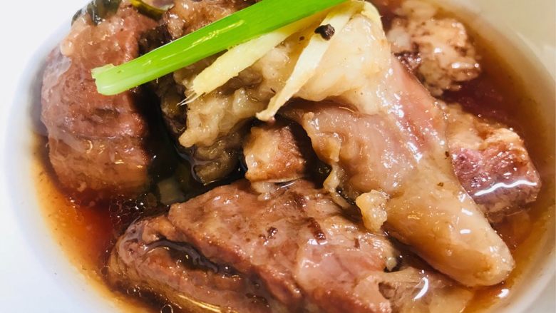 私房牛腩,.喜欢吃土豆的亲们,等牛腩炖好后,放入土豆用原汤把土豆煮烂,适当加入盐调味即可。
.请美美的享用吧