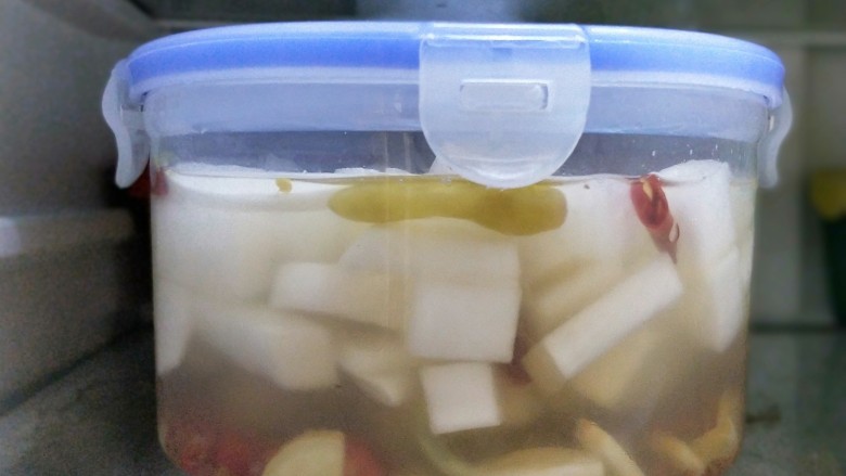 佐餐小菜~酸甜脆萝卜,放冰箱冷藏,隔天就可以吃。