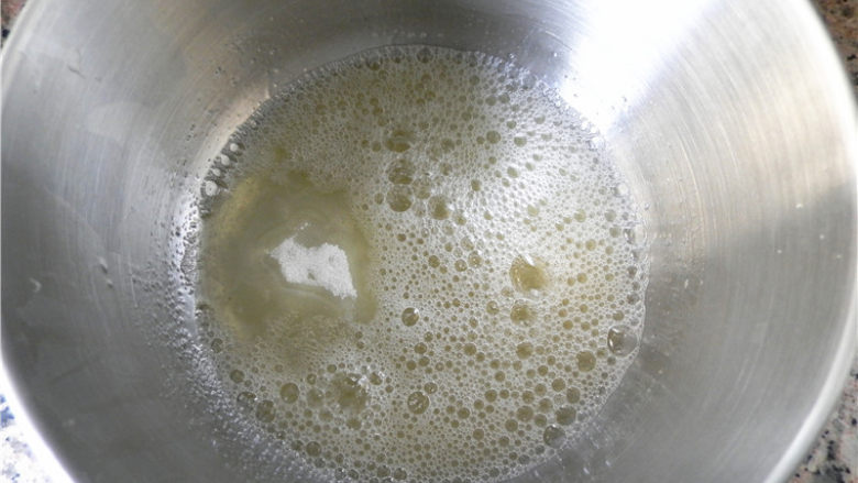 牛奶蜂蜜中空戚风,蛋白用电动打蛋器由“低-中-高-低速”打发,分3次加入白糖:低速打发至呈鱼眼泡状时,加1/3的糖;中速搅打到蛋白呈较粗泡沫时,再加入1/3的糖。