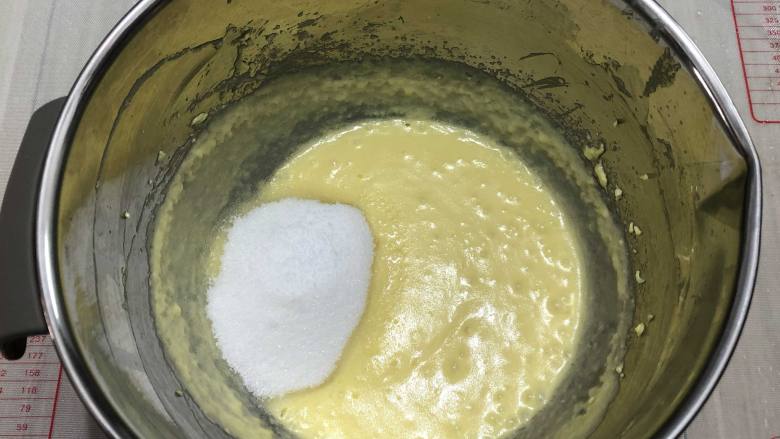 香脆芝麻饼,加入细砂糖,继续打发