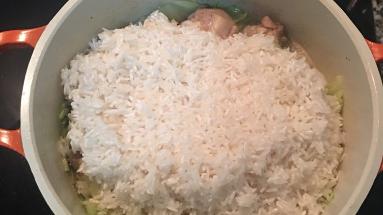 麻油鸡高丽菜饭,加入洗净的白米,并加入除了米酒之外的调味料拌匀,
