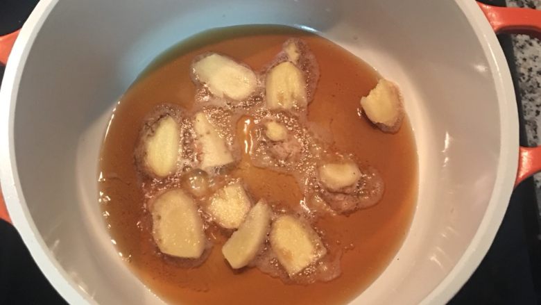 麻油鸡高丽菜饭,锅子加入麻油将姜片爆香,