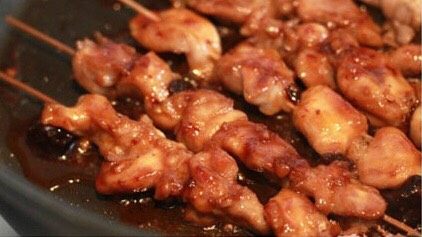 马来西亚烤肉串,再左右煎,但是不要煎太久,把鸡肉煎老了,再放入烤箱,180度中层烤制10分钟,既可以食用