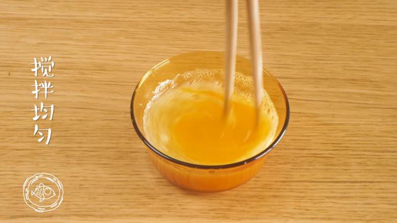 8m+香橙蒸蛋(宝宝辅食),把蛋黄液倒入挖好的橙汁和橙肉里,搅拌均匀~