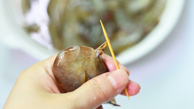 清蒸虾,用牙签将虾肠挑出，再轻轻挤压头部，虾肠和沙袋一起清除