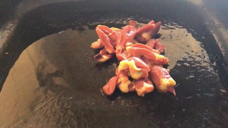 藕片炝炒鸡心,锅内热油,放入鸡心