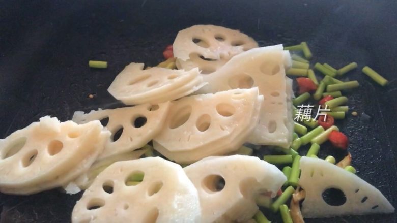 藕片炝炒鸡心,再放藕片,继续翻炒