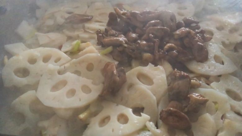 藕片炝炒鸡心,再放鸡心,翻炒均匀