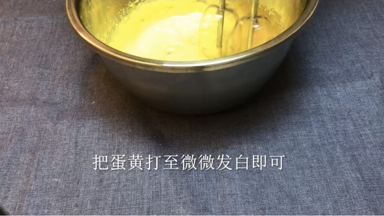 新手提拉米苏,<a style='color:red;display:inline-block;' href='/shicai/ 15'>蛋黄</a>➕剩下的30g糖,倒入打蛋盆中。用电动打蛋器打发至一倍大,颜色微微发白。