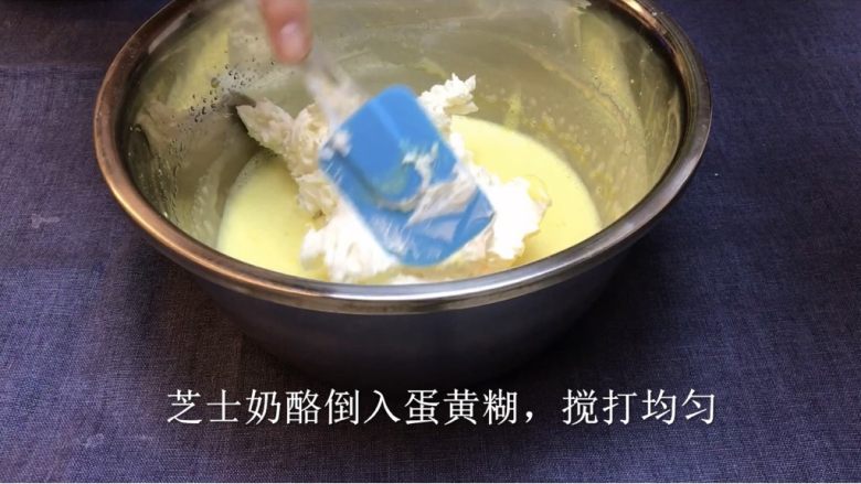 新手提拉米苏,马斯卡彭芝士倒入蛋黄糊中,低速搅打均匀。不要搅打过度。均匀就可以了。