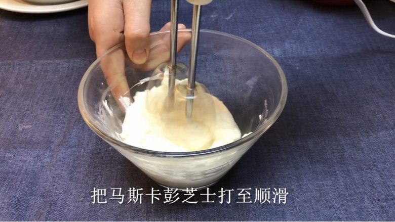 新手提拉米苏,<a style='color:red;display:inline-block;' href='/shicai/ 61854'>马斯卡彭芝士</a>,搅打两三圈至顺滑即可,不要打发过头。