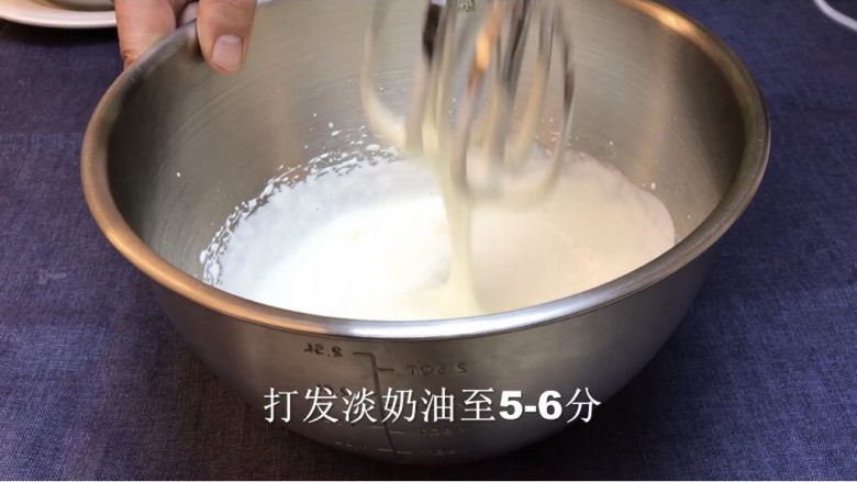 新手提拉米苏,融化吉利丁片的时候,可以开始打发淡奶油至五六分发,呈半流动状,有纹路,提起打蛋头滴落的淡奶油,不会立马消失,会在表面停留一会再消失。