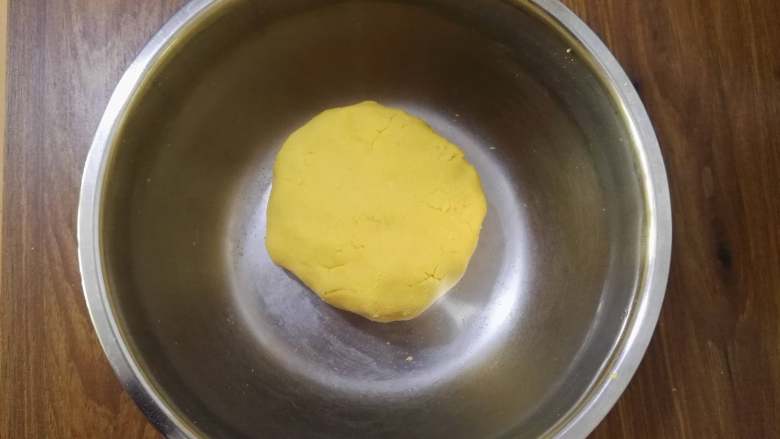 大枣花生玉米面发糕,再和成面团,晾凉。