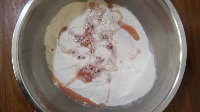 大枣花生玉米面发糕,倒入面粉中,搅拌一下。