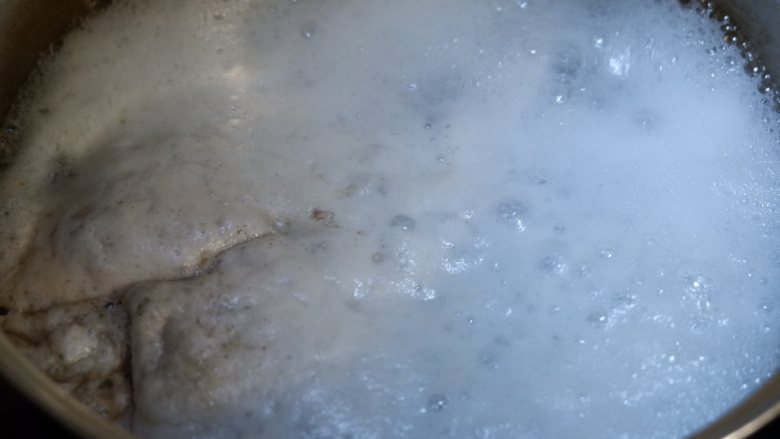 番茄牛尾汤,大火煮开,漂去浮沫,用冷水洗净备用