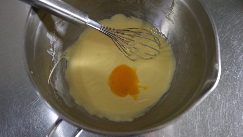 轻乳酪蛋糕,加入第三个蛋黄,搅拌均匀