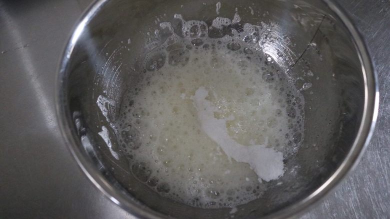 轻乳酪蛋糕,开始打发蛋白,打发至6分发即可