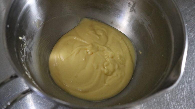 轻乳酪蛋糕,搅拌好的面糊细腻光滑,盖上保鲜膜备用