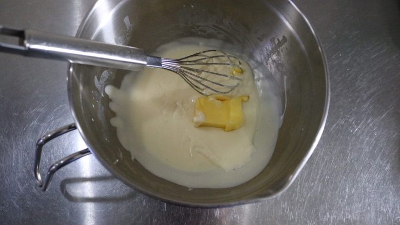 轻乳酪蛋糕,加入黄油,继续搅拌均匀