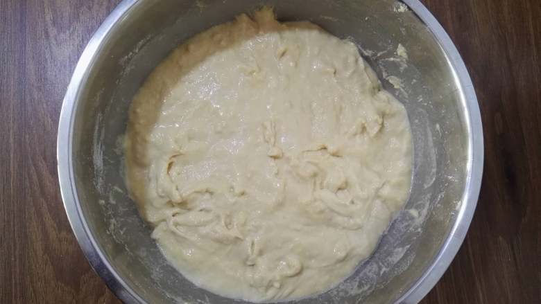 大枣花生玉米面发糕,再慢慢加入清水,将面粉与玉米面混合均匀后,静置饧发。