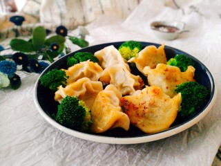 电饭煲＋猪肉韭菜锅贴