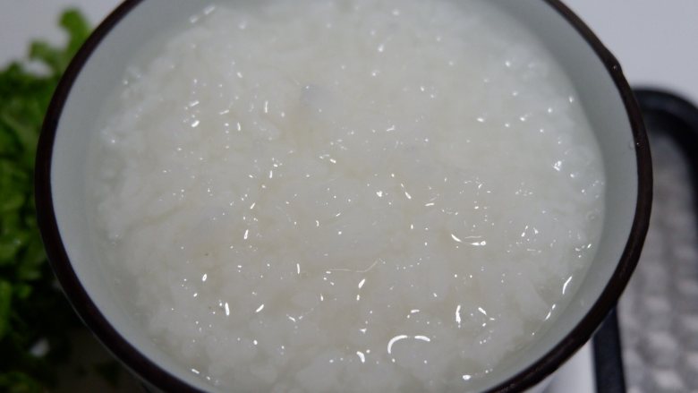 辣松青菜粥,米和<a style='color:red;display:inline-block;' href='/shicai/ 156925'>水</a>混合，放入电饭煲。先把白粥做好，做的黏稠一些