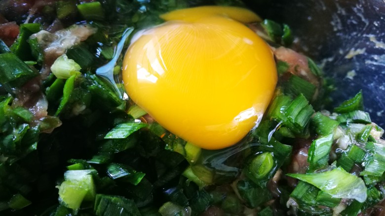 电饭煲+猪肉韭菜锅贴,韭菜加入肉馅 打个<a style='color:red;display:inline-block;' href='/shicai/ 9'>鸡蛋</a> 搅拌均匀