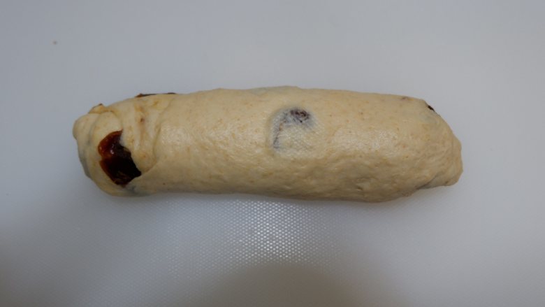 全麦红糖桂圆软欧面包,由下至上卷起来,整形成橄榄状